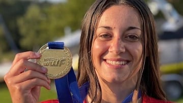 La rider Telma Cester sonriendo y posando con su medalla de oro en los IWWF European & African Championships 2021 celebrados en Beckum (Alemania).