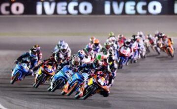 Momento de la salida de la carrera de Moto3 con Luis Salom liderando.