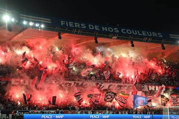 Los seguidores del Paris Saint-Germain ondean banderas y bengalas al comienzo del partido de ida del Grupo H de la Liga de Campeones de la UEFA entre el Paris Saint-Germain (PSG) y la Juventus en el estadio Parc des Princes de París.