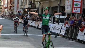 Oier Lazkano celebra su victoria en la Santikutz Klasikoa de 2019 en la Copa de Espa&ntilde;a de Ciclismo en Ruta.