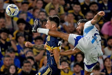 Un high kick es un movimiento de las artes marciales que consiste en golpear al rival en la cara con el empeine o la tibia. A él acudió Sebastián Valencia, lateral izquierdo de Millonarios, para luchar por un balón con Brian Aguirre, atacante de Boca Juniors. Por suerte, el argentino no sufrió ningún daño y el marcador de este amistoso, tampoco: 0-0.