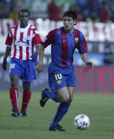 Fichó por el Barcelona en julio de 2002 pero desde el primer momento, Van gaal le hizo saber que no contaba con él, no será hasta la llegada de Frank Rijkaard cuando toma protagonismo, pero con la llegada de Ronaldinho al equipo fue cedido al Villarreal.