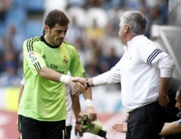 Trofeo Teresa Herrera. Deportivo de la Coruña - Real Madrid. Iker Casillas saluda Ancelotti tras la sustitución.