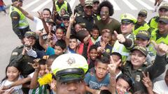 Sánchez alegra a niños de Medellín y piensa en Selección