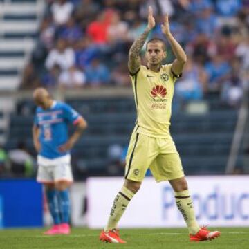 Darío Benedetto abandonó entre aplausos la cancha del estadio Azul, feliz tras su sexto partido consecutivo de la campaña anotando, al menos, un gol.