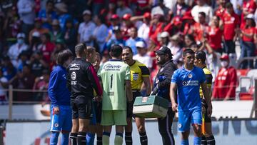 Jose de Jesus Corona de Cruz Azul y Arbitro Marco Antonio Ortiz durante el partido Toluca vs Cruz Azul, Correspondiente a la Jornada 06 del Torneo Clausura 2023 de la Liga BBVA MX, en el Estadio Nemesio Diez, el 12 de Febrero de 2023.