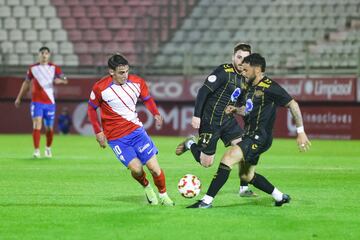 Diego Esteban disputando un bal¨®n en la noche de hoy en el Nuevo Mirador.