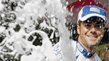 Aitor González celebra su victoria de etapa.