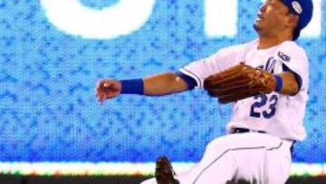 El japonés Norichika Aoki, de los Kansas City Royals, falla al intentar llegar a una pelota bateada por los San Francisco Giants, en la derrota del equipo local (1-7) en el primer partido de las World Series 2014.