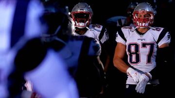 EAST RUTHERFORD, NJ - NOVEMBER 27: Rob Gronkowski #87 of the New England Patriots prepares to take the field prior to the game against the New York Jets at MetLife Stadium on November 27, 2016 in East Rutherford, New Jersey. Al Bello/Getty Images/AFP
== FOR NEWSPAPERS, INTERNET, TELCOS & TELEVISION USE ONLY ==