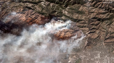 Imagen satelital general de Maxar del incendio Eaton en Arcadia, California.