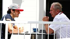 Carlos Sainz junto a Helmut Marko en Bakú.