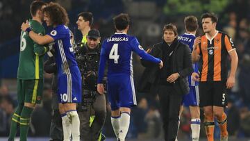 Cesc Fábregas, saludando a Conte tras un partido del Chelsea.