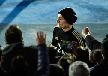 Real Madrid's German midfielder Toni Kroos signs autographs to fans during a public training session at the Ciudad Real Madrid training ground in Valdebebas, Madrid, on December 30, 2019. (Photo by OSCAR DEL POZO / AFP)