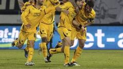 Jugadores del AEK Atenas celebran un gol conseguido durante un partido de la UEFA Europa League durante la temporada 2011/2012.