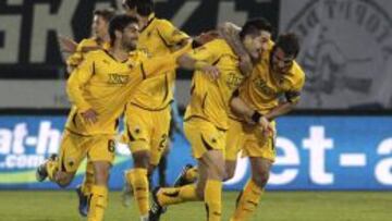 Jugadores del AEK Atenas celebran un gol conseguido durante un partido de la UEFA Europa League durante la temporada 2011/2012.