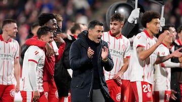 GIRONA, 16/02/2026.- El entrenador y los jugadores del Girona celebran la victoria al finalizar el partido de la jornada 24 de LaLiga de fútbol que Girona FC y FC Barcelona disputaron este lunes en el estadio de Moltilivi. EFE/David Borrat