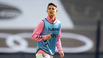 James Rodríguez durante el calentamiento antes de un partido con Everton.