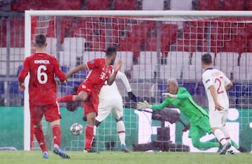 1-2. Eric Maxim Choupo-Moting marcó el primer gol.