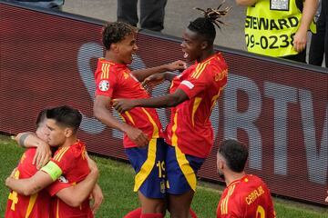 Nico Williams y Lamine Yamal celebran el partidazo y el pase a la final.