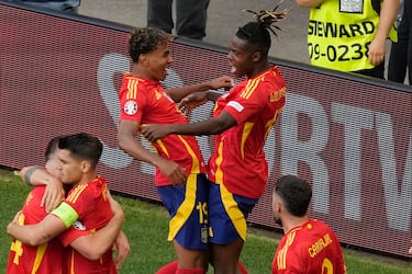 Nico Williams y Lamine Yamal celebran el partidazo y el pase a la final.