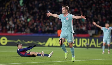 1-2. Alexander Sorloth celebra el tanto que marca en el descuento.