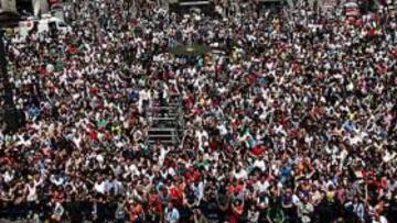 <b>CINCO MIL AFICIONADOS. </b>Los madridistas llenaron el centro neurálgico de la capital, la Puerta del Sol, para ver a sus ídolos en el balcón de la sede de la Comunidad.