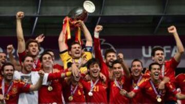 Los jugadores de Espa&ntilde;a celebran la Eurocopa 2012 tras ganar en Kiev la final a Italia.