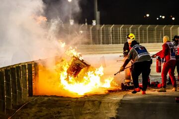 El monoplaza del piloto franc¨¦s se ha incendiado tras un fuerte impacto en la curva tres del Gran Premio de Bahr¨¦in. Romain Grosjean sali¨® por su propio pie del monoplaza. El accidente lleg¨® tras un cambio de direcci¨®n del piloto de Haas, en el que se ha tocado con el Alpha Tauri de Kvyat.