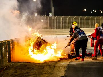 El monoplaza del piloto francés se ha incendiado tras un fuerte impacto en la curva tres del Gran Premio de Bahréin. Romain Grosjean salió por su propio pie del monoplaza. El accidente llegó tras un cambio de dirección del piloto de Haas, en el que se ha tocado con el Alpha Tauri de Kvyat.