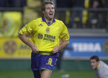 El delantero argentino fichó por el Villarreal en el 2001 donde jugó hasta el 2003. Vistió la camiseta del Betis en el 2003 y la del Alavés en 2004.