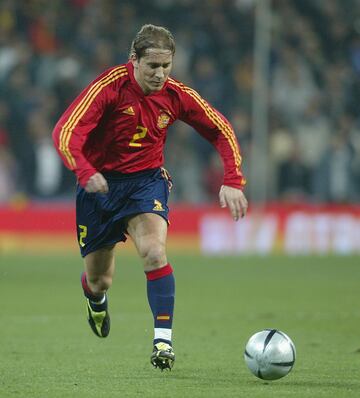 11 tarjetas en total, todas amarillas en 53 partidos.