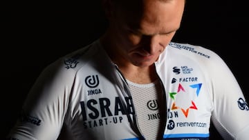 Froome luce el nuevo maillot del Israel Start-Up Nation.