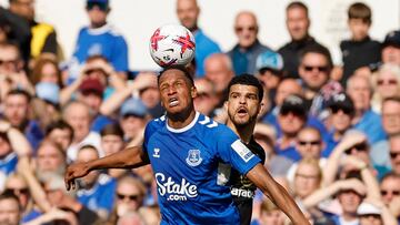 Soccer Football - Premier League - Everton v AFC Bournemouth - Goodison Park, Liverpool, Britain - May 28, 2023 Everton's Yerry Mina in action with AFC Bournemouth's Dominic Solanke Action Images via Reuters/Jason Cairnduff EDITORIAL USE ONLY. No use with unauthorized audio, video, data, fixture lists, club/league logos or 'live' services. Online in-match use limited to 75 images, no video emulation. No use in betting, games or single club /league/player publications. Please contact your account representative for further details.