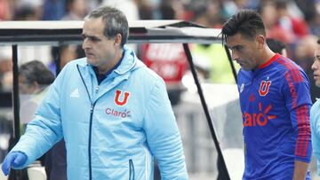 Gonzalo Jara jugador de Universidad de Chile se retira lesionado en el partido contra Universidad Catolica por primera divisin disputado en el estadio Nacional, Santiago, Chile.
 27/08/2016
 Felipe Zanca/Photosport******
 
 Football, Universidad de Chile vs Universidad Catolica.
 5th date, Aperture Championship 2016-2017.
 Universidad de Chile&#039;s player Gonzalo Jara retires injured during football match against Universidad Catolica for first division at football match held at Nacional stadium in Santiago, Chile.
 27/08/2016
 Felipe Zanca/Photosport