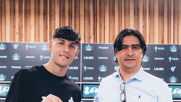 Yoel Lago posa con la camiseta del Celta junto a Marco Garcés.