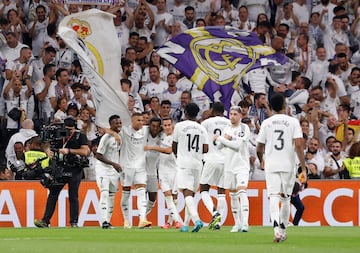 3-0. Rodrygo celebra el tercer gol que anota en el comienzo de la segunda mitad con sus compañeros.