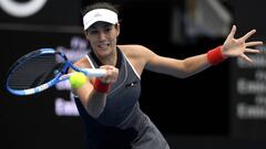 La tenista espa&ntilde;ola Garbi&ntilde;e Muguruza golpea la bola contra la holandesa Kiki Bertens durante su partido de la segunda ronda del torneo de tenis de S&iacute;dney, Australia.