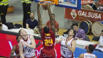 GRA099. MURCIA, 16/04/2017.- El p&iacute;vot belga de UCAM Murcia, Kevin Tumba (c), hace un mate ante la mirada de los jugadores de Montakit Fuenlabrada, el ala p&iacute;vot David Wear (i) y el alero Rolands Smits (2d), durante el partido de la vig&eacute;simo novena jornada de la Liga ACB disputado esta ma&ntilde;ana en el Palacio de los Deportes de Murcia. EFE/Marcial Guill&eacute;n