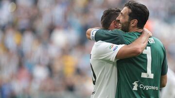 Buffon se va a lo grande con Cuadrado en el banco