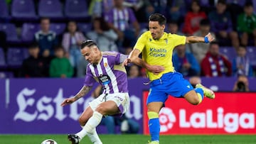 VALLADOLID, SPAIN - SEPTEMBER 16: Roque Mesa of Real Valladolid is challenged by Isaac 'Iza' Carcelen of Cadiz CF during the LaLiga Santander match between Real Valladolid CF and Cadiz CF at Estadio Municipal Jose Zorrilla on September 16, 2022 in Valladolid, Spain. (Photo by Angel Martinez/Getty Images)