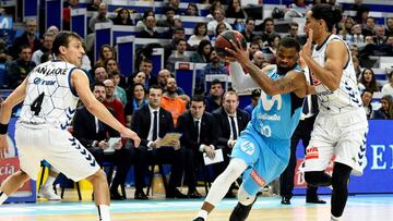 GRAF1817. MADRID, 20/01/2019.- El jugador del Movistar Estudiantes Omar Cook, con la pelota ante la defensa de Van Lacke (i), del Delteco Estudiantes, durante el partido de la jornada 17 de la fase regular de la liga ACB de baloncesto disputado en el Palacio de los Deportes de Madrid. EFE/ Victor Lerena