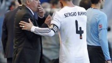 Ancelotti habla con Ramos durante el partido en Pamplona.