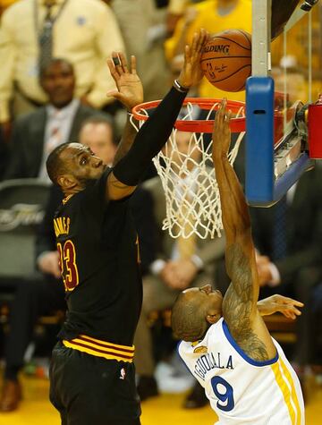 LeBron James pone un tapón sobre Andre Iguodala durante el séptimo partido de las Finales de 2016.