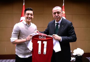 (FILES) This handout picture taken and released on May 13, 2018 and released on May 14, 2018 by the Turkish Presidential Press office shows Turkish President Recep Tayyip Erdogan (R) posing for a photo with German footballer of Turkish origin Mesut Ozil (