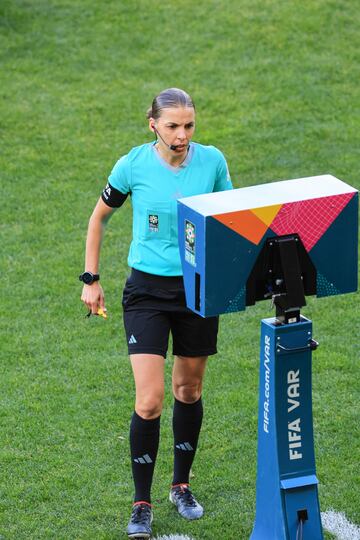 La árbitra francesa Stephanie Frappart revisa en el monitor del VAR el for a posible penalti a favor de España tras dar el balón con la mano la defensa neerlandesa.