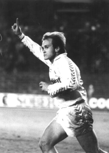 El delantero comenzó en las categorías inferiores del Real Madrid. Formó parte de la mítica 'Quinta del Buitre'. Entre 1982 y 1987 fue alternando etapas en el Castilla, en el Real Madrid y en el Real Zaragoza (cedido). Jugó un total de 30 partidos y marcó 5 goles. Consiguió una Liga. 