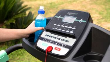 Ahorra 149 euros en esta cinta de correr plegable con cinturón de masaje y mancuernas