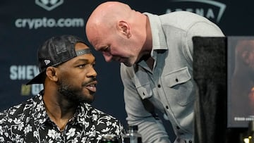 Jon Jones y Dana White durante una conferencia de prensa.