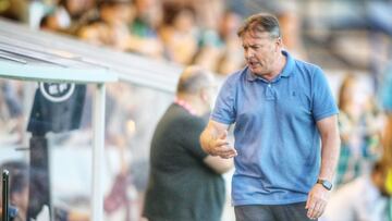 El entrenador del Racing de Ferrol, Cristóbal Parralo, durante un partido de LaLiga Hypermotion.